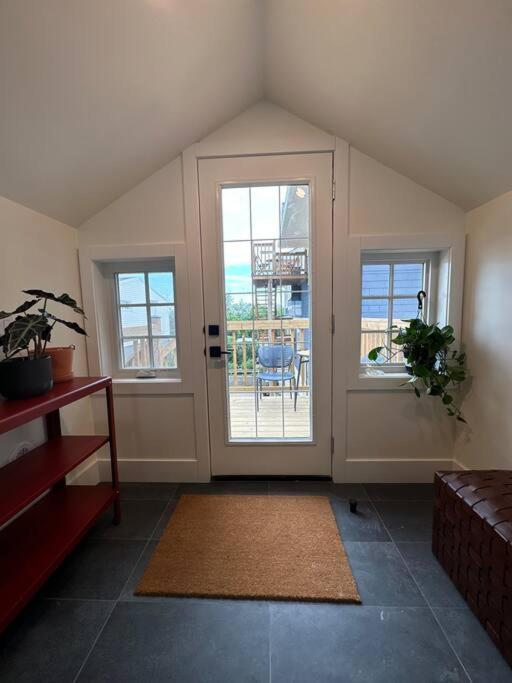 Heritage-Inspired Guesthouse - Luxe Bath & Elegant Ceilings Edmonton Exterior photo