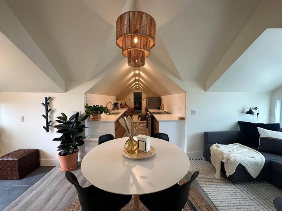 Heritage-Inspired Guesthouse - Luxe Bath & Elegant Ceilings Edmonton Exterior photo